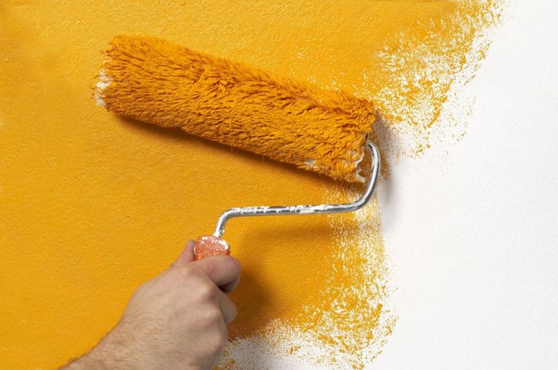 Покраска стены оранжевым
