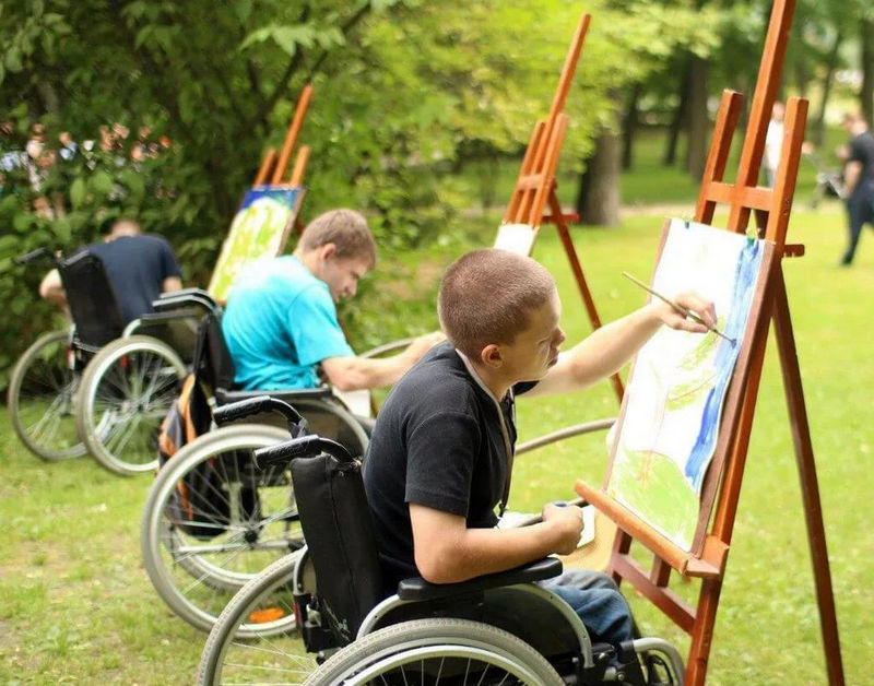 Парни в инвалидных креслах пишут картину